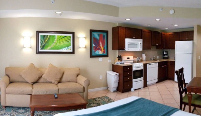 Wyndham Palm-Aire | 2BR Suite Pool & Resort Access