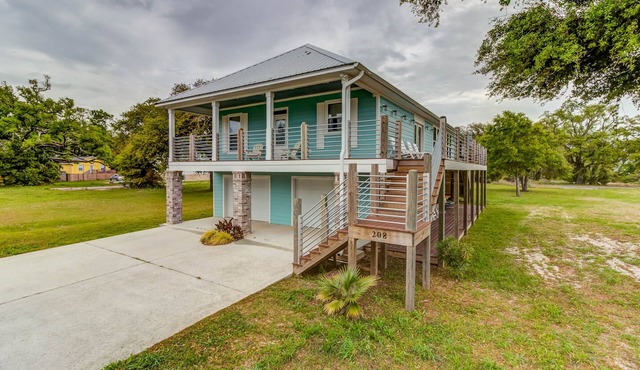 Your Coastal Escape - TIKI BAR, Steps to the Beach, Large Yard and Gulf Views!