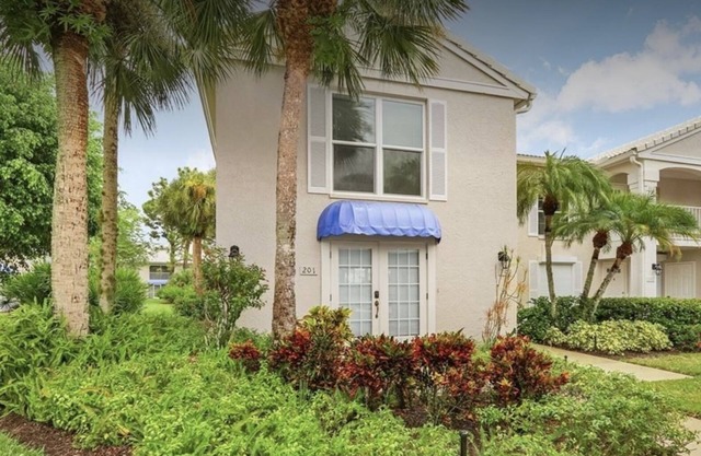 2 bedroom plus den and 2 bath in Naples