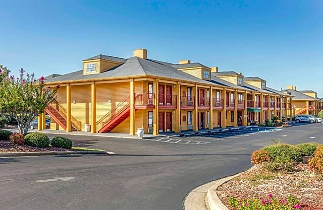 2-Star Hotel ∙ Quality Inn Bessemer I-20 exit 108