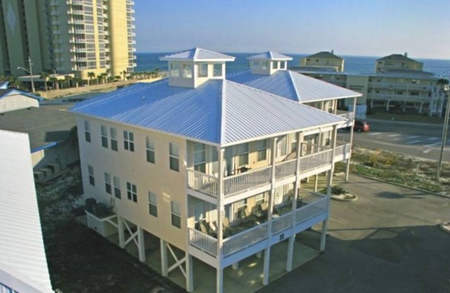 3 Bedroom!!Public Beach Access! BOOK NOW for an Awesome Vacay!!
