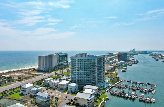 Bella Luna 407-Luxury Condo-Sleeps 8-Walk to Flora-Bama-Boaters Heaven-