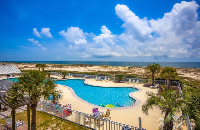 Charming Gulf-front getaway with WiFi, pools, picnic area, tennis & beach access