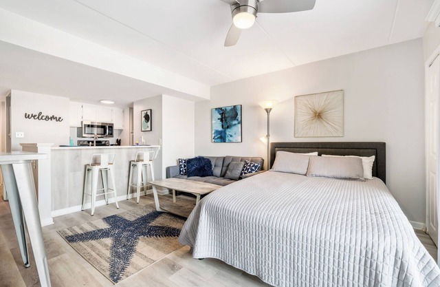 CHIC STUDIO STEPS FROM THE BEACH