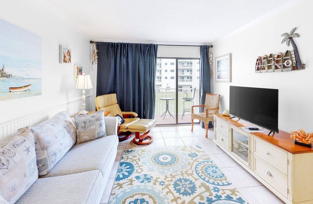 Fantastic Coastal Escape W/ Beach Access, Shared Pools/Hot Tubs, Fast WIFi & AC!