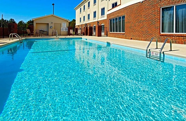 Holiday Inn Express Hotel & Suites Talladega, an IHG Hotel