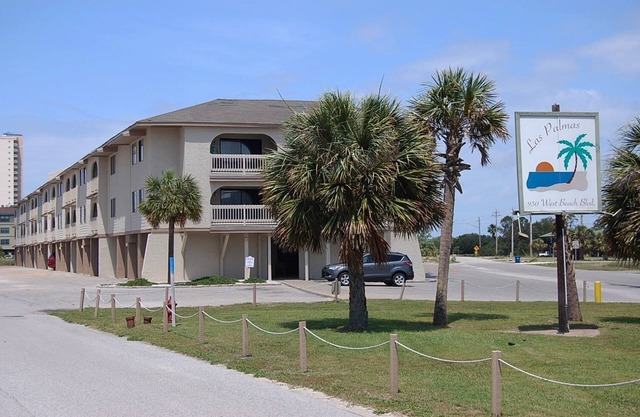 Newly decorated with a beautiful view of the Lagoon!