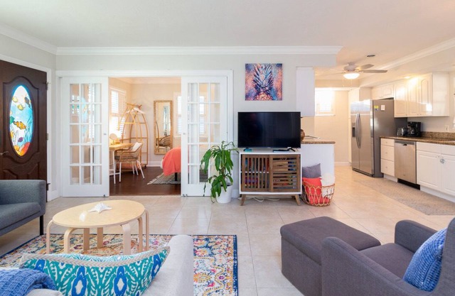 PRIVATE Beach House, Very Close to Beach 204. Newly updated, Best Value!