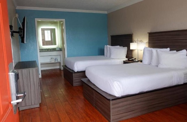 Relax and Recharge! 2 Serene Units, Free Breakfast & Parking, Pool! in Melbourne