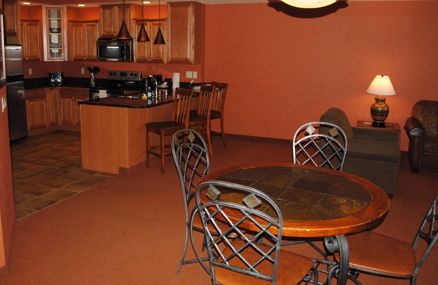 RIVERFRONT.JACUZZI tub!!.FREE Noah's Ark WATER PARK access for SUMMER!! in Wisconsin Dells