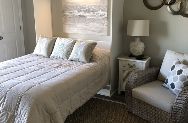 Studio condo - beautiful side-view of the Gulf!