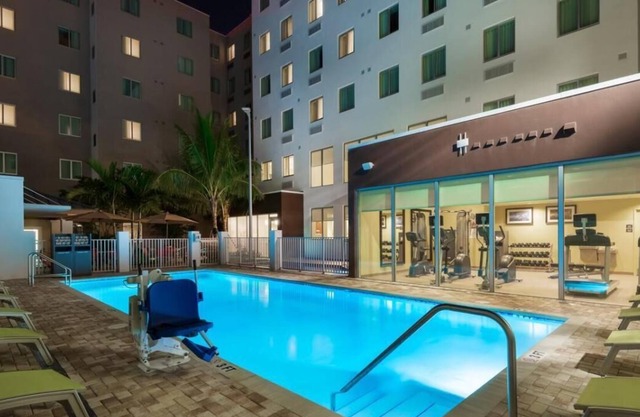Vacation Getaway! Near Airport, Shuttle, Kitchen, Breakfast