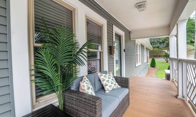 Forest Park Apartment | Avondale Adventure-Serene City Stay-King Bed/Games