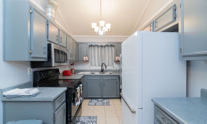 Gunter Afs House | Lovely 3 bedroom house close to great shopping and dining.