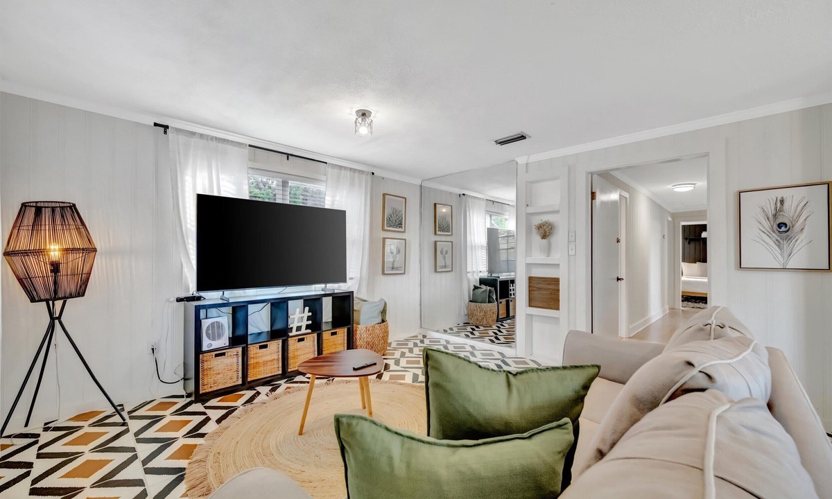 Parkland Estates House | Swann Ave House 4B 3B Sleeps 10 Near Hyde Park