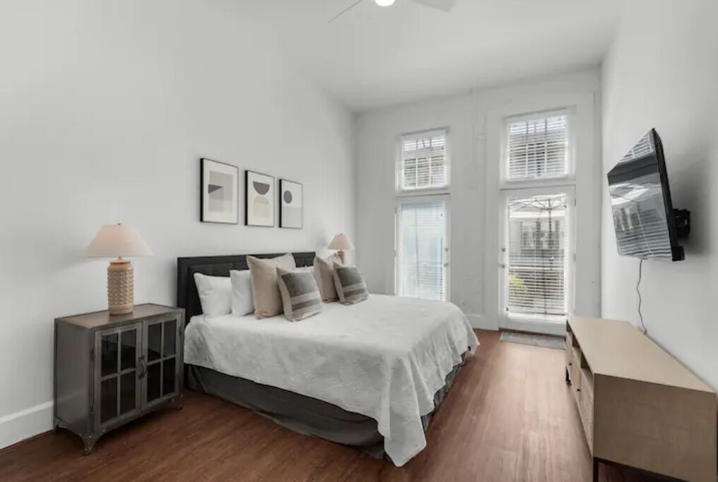 Downtown Apartment | Luxe Historic 2 BR Palafox Balcony Overlook ~ Fabu Posh A