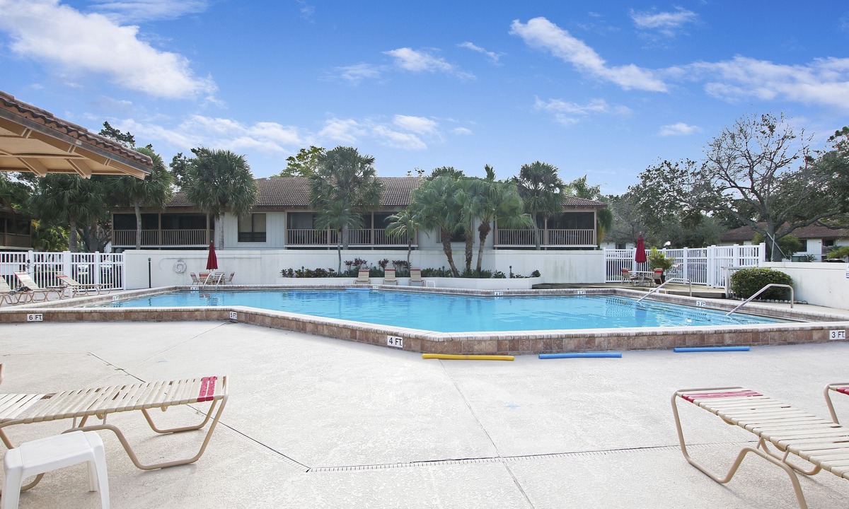 Hunt Club Condo | Luxury PGA National Golf Villa - Lanai - Walk to Resort