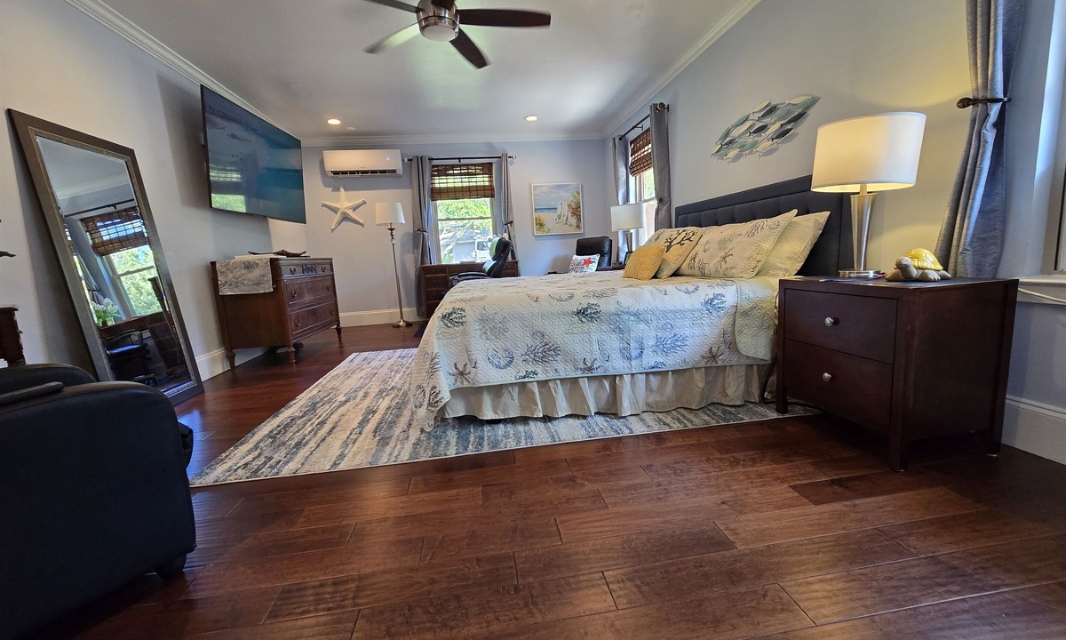 Pensacola Apartment | Luxury Master, Pvt Entry 3.2mi-Bch