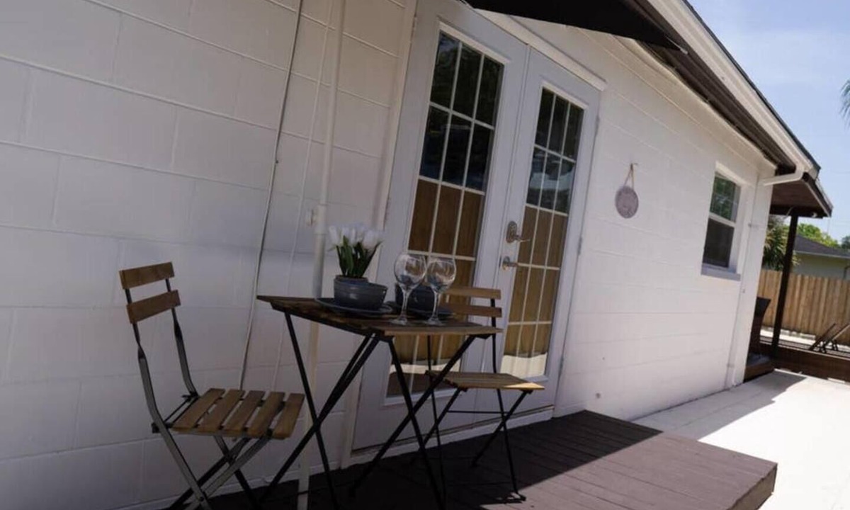Carver City - Lincoln Gardens Apartment | Experience the passion of hospitality, cleaning, and good location!