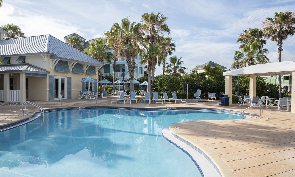 Palm Coast Condo | Stylish Condo with Heated Pools, Gym and Balcony Dining