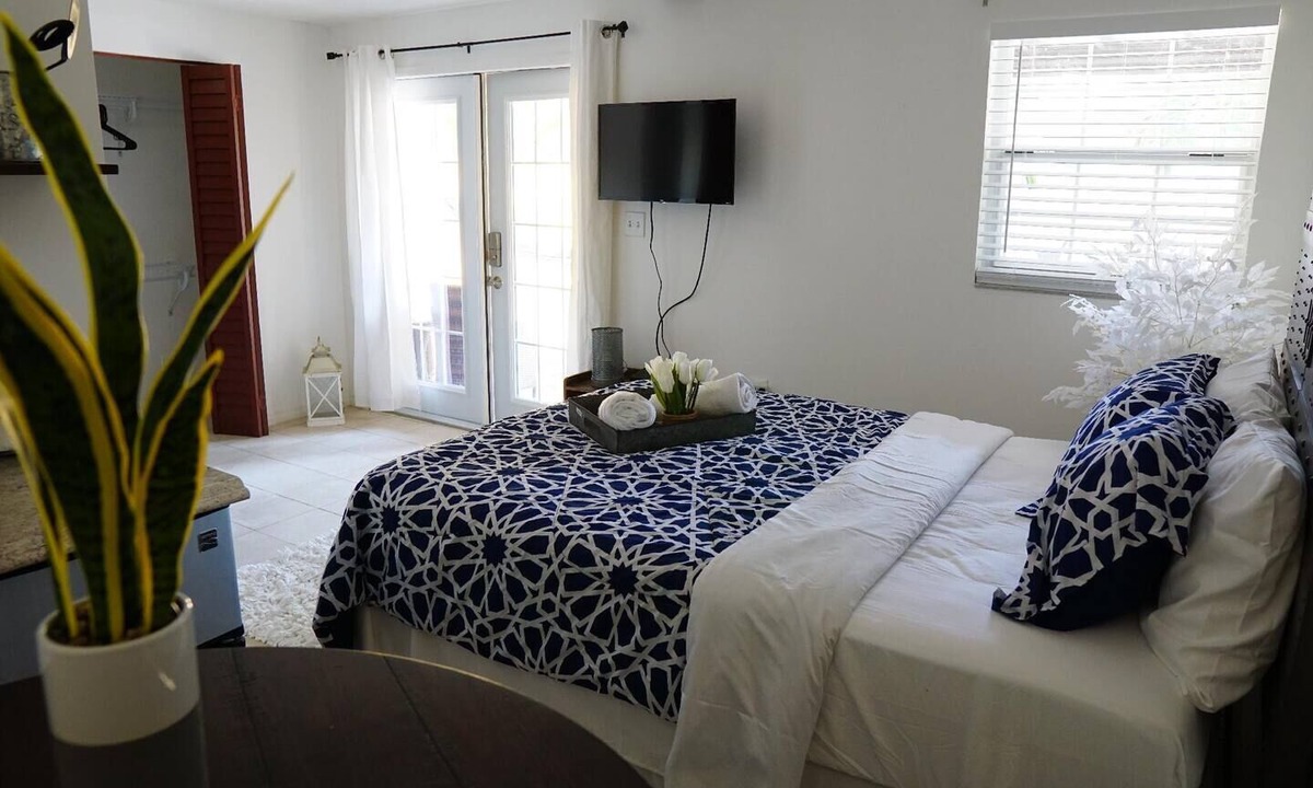 Carver City - Lincoln Gardens Apartment | Experience the passion of hospitality, cleaning, and good location!