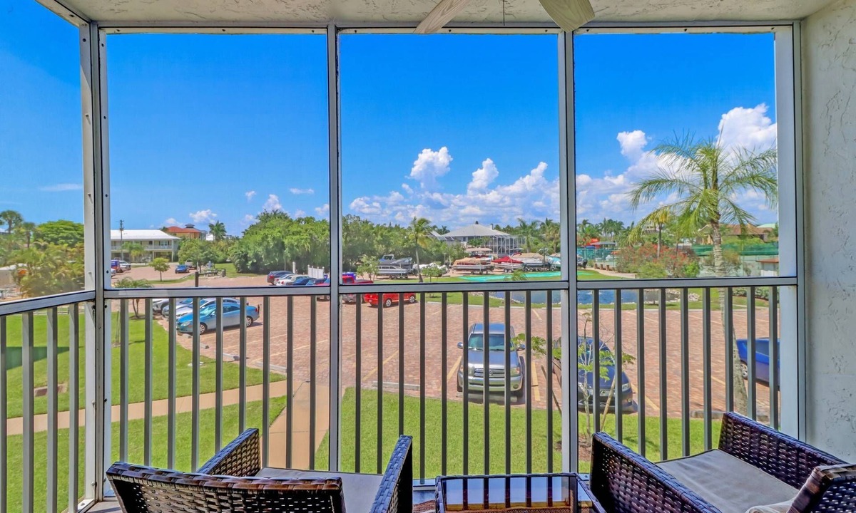 Bonita Springs Condo | REMODELED STUDIO | FREE WIFI | KING BED + QUEEN SLEEPER | FREE PARKING | STEPS TO BONITA BEACH