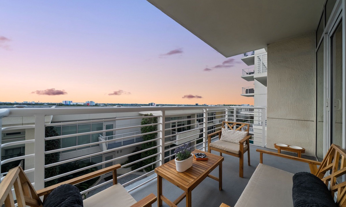 Midtown Condo | Luxury! King-size Bed, free Parking, Drink-Bar, BBQ, Rooftop Pool, Gym.