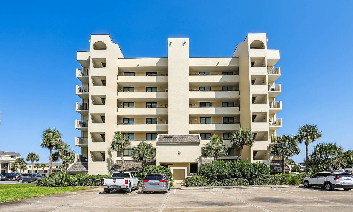 Pensacola Beach Condo | Lazy Dolphin - Beautifully Updated, Convenient Condo with Huge Community Pool & Tennis Court