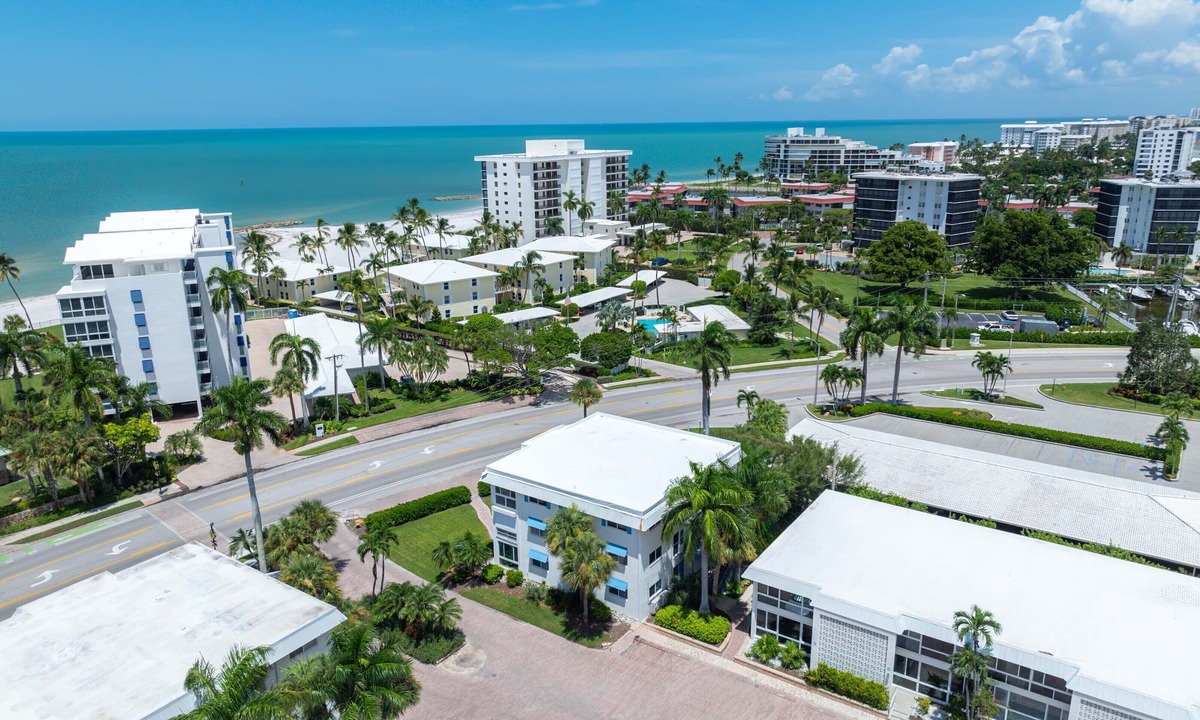 Moorings Condo | Luxurious Naples Retreat – Steps from Dining & Shopping
