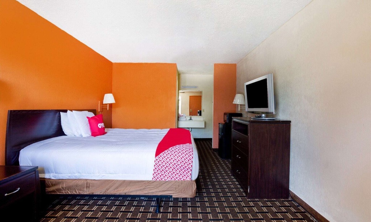 Northwest Pensacola Apartment | King Bed|Smoking|Pensacola FL