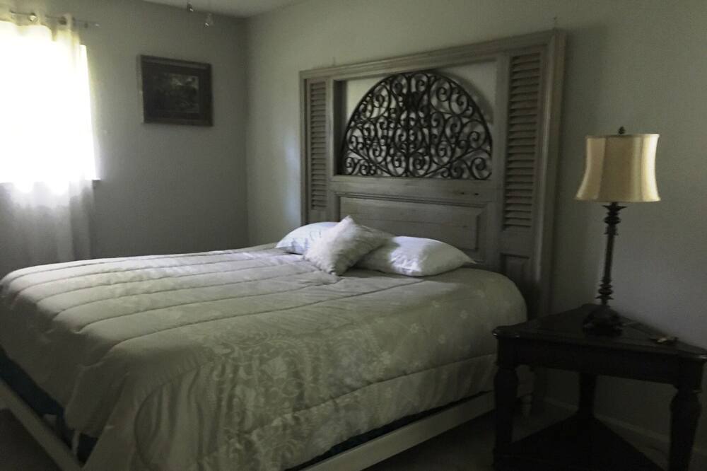 Photo of Bedroom in Theodore