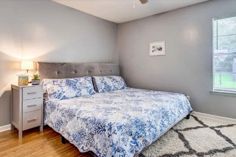 Photo of Bedroom in Theodore