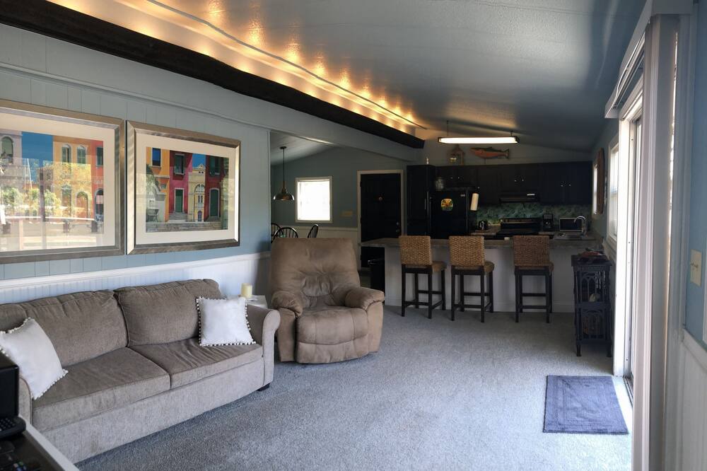 Photo of Livingroom in Suwannee