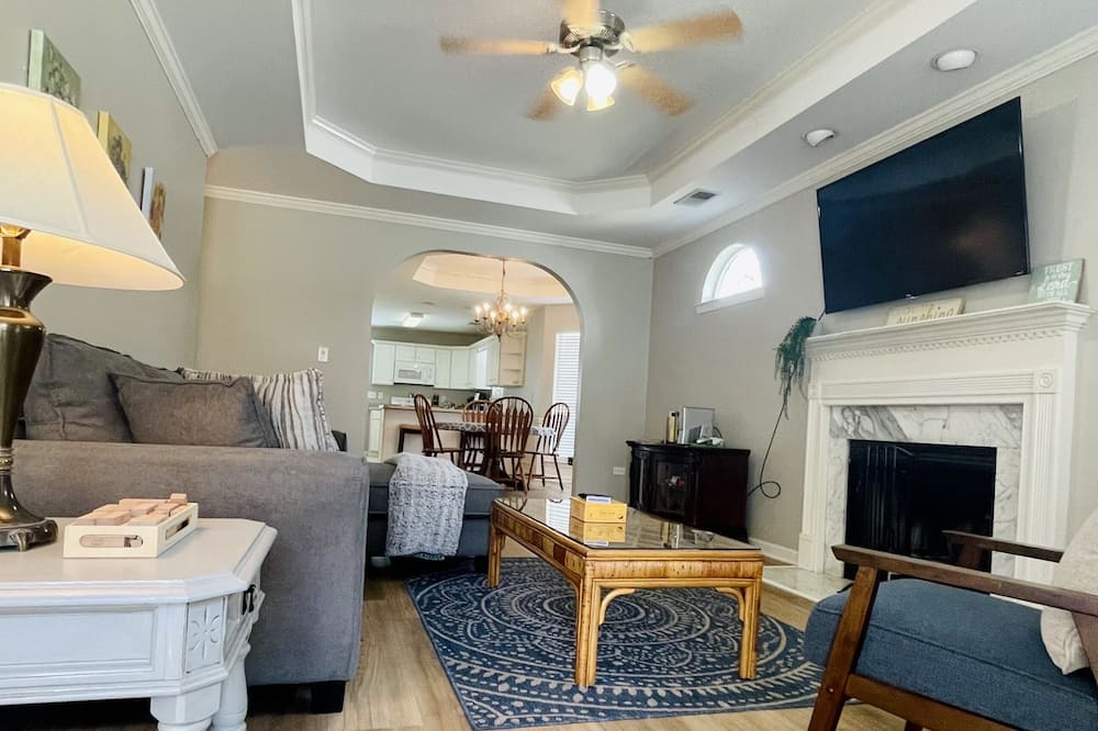 Photo of Livingroom in Pelham