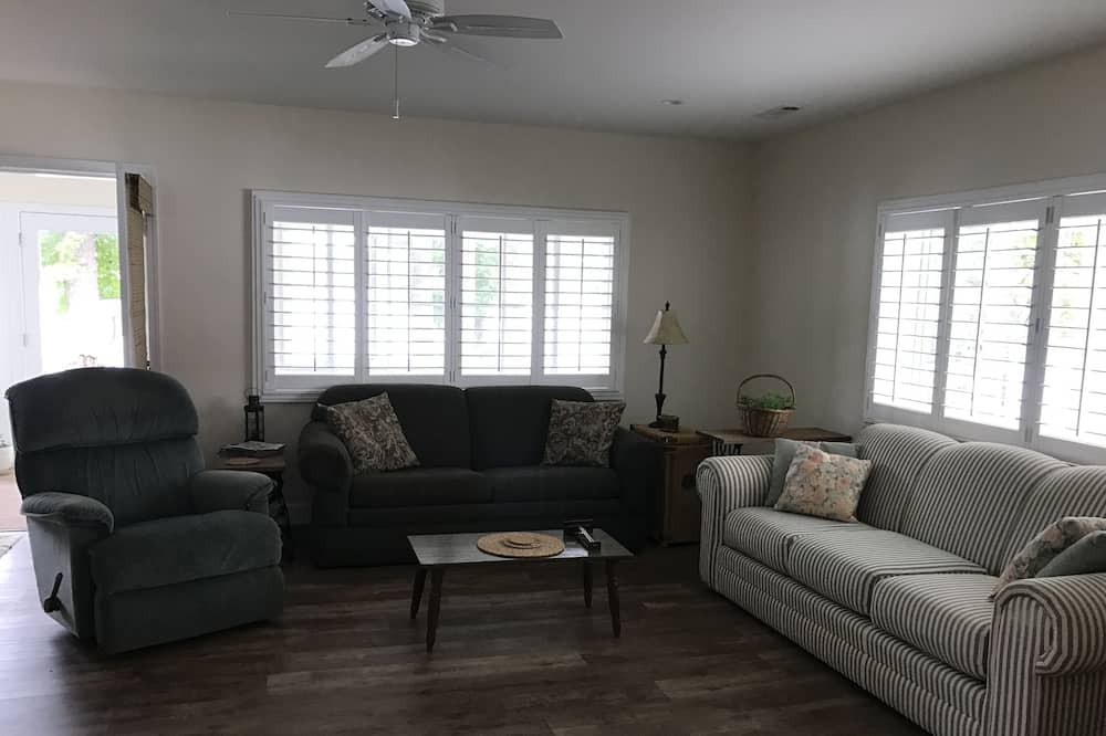 Photo of Livingroom in Jacksons' Gap