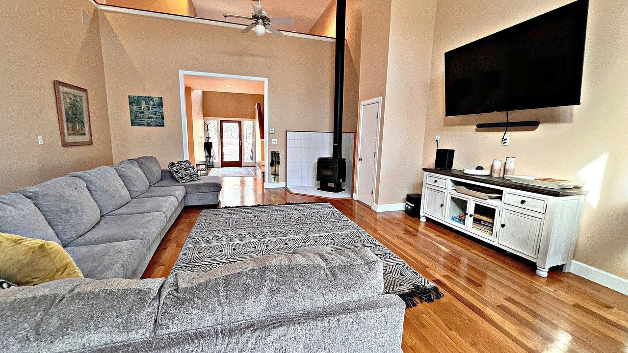 Photo of Livingroom in Daphne