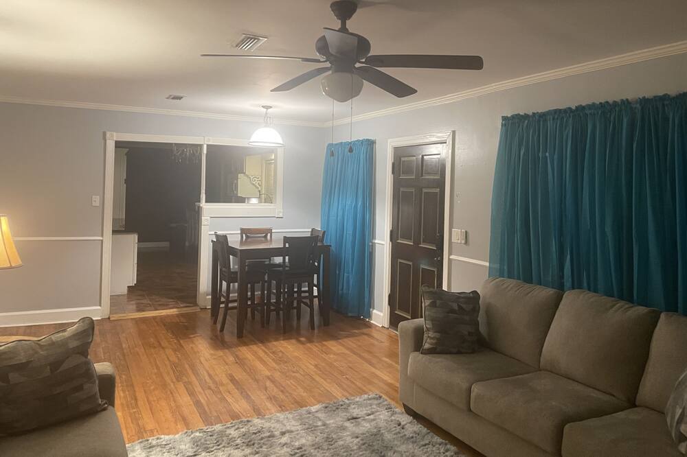 Photo of Livingroom in Enterprise