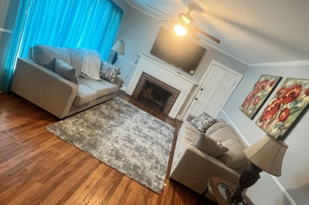 Photo of Livingroom in Enterprise