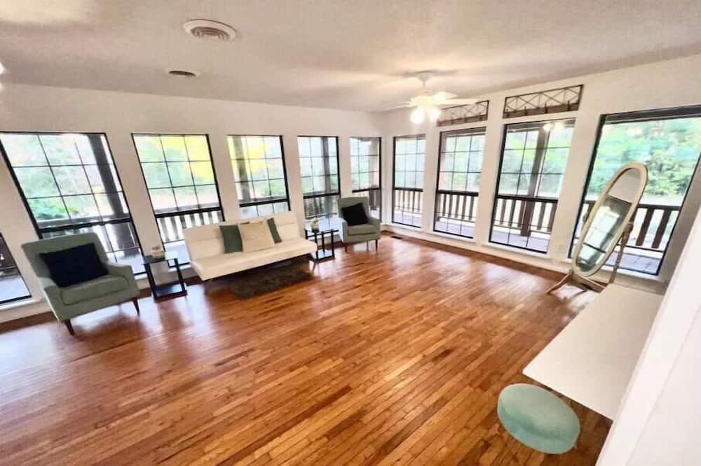 Photo of Livingroom in Albertville
