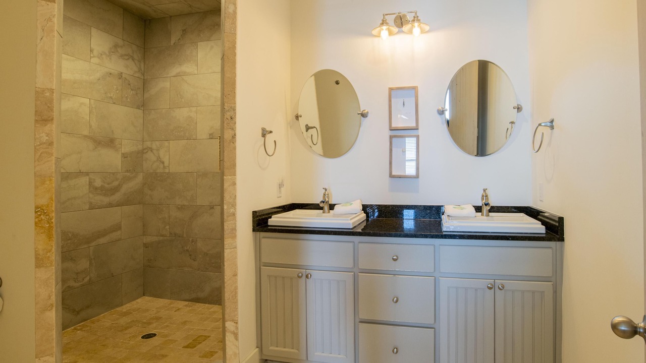 Photo of Bathroom in Orange Beach East