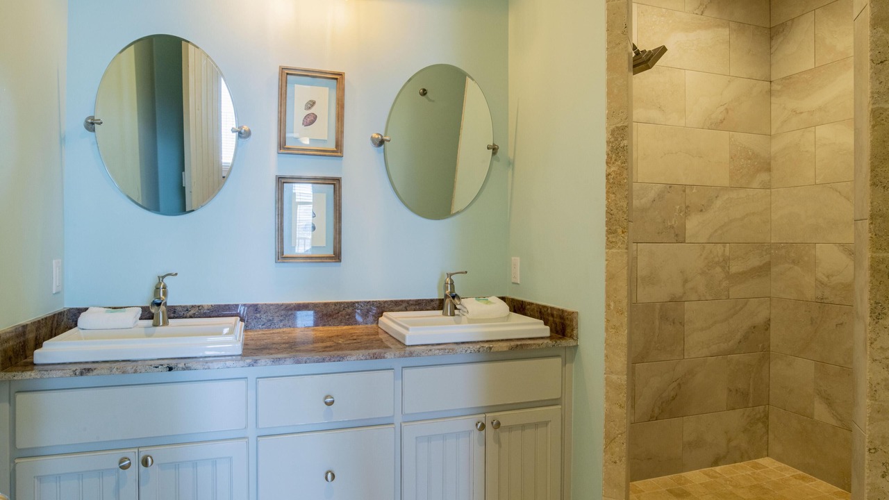 Photo of Bathroom in Orange Beach East