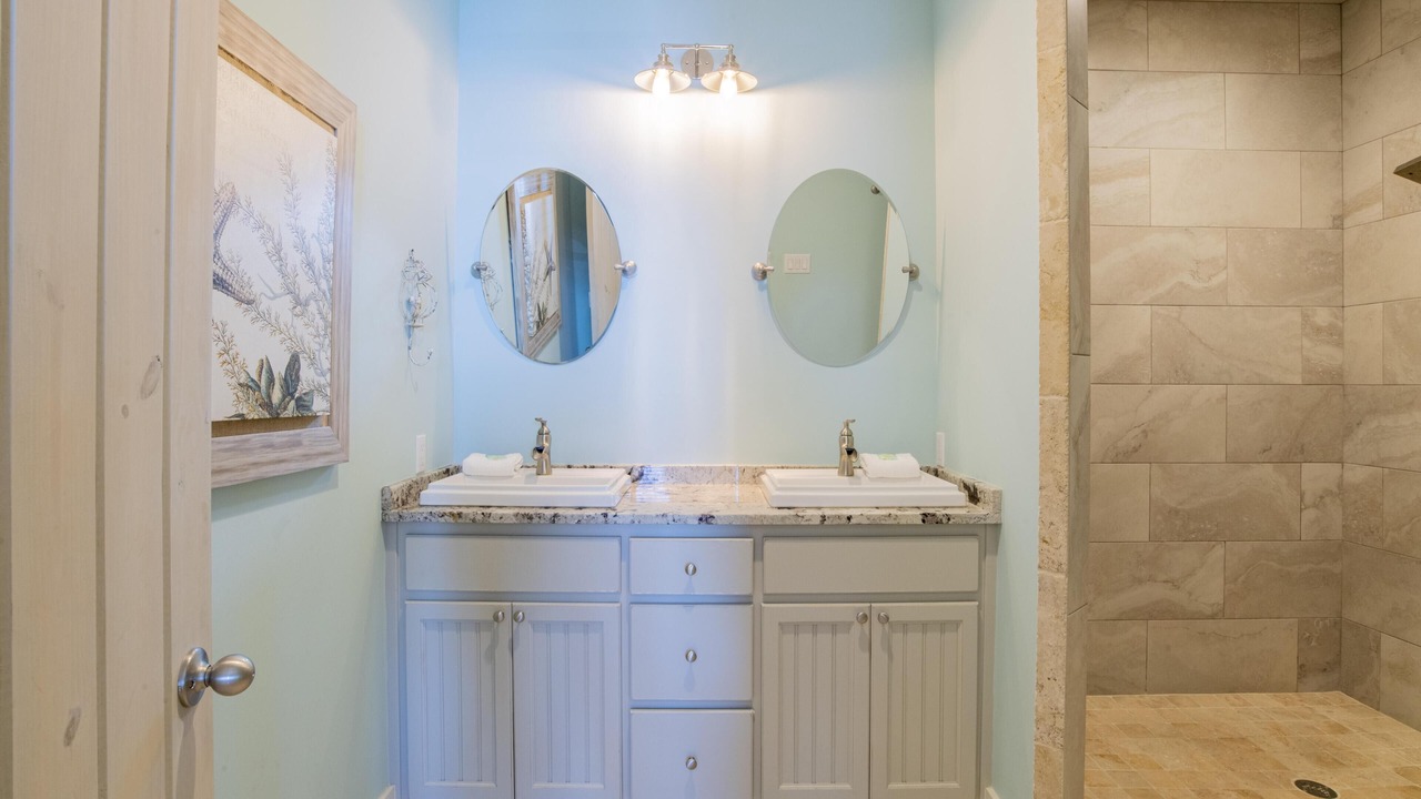Photo of Bathroom in Orange Beach East