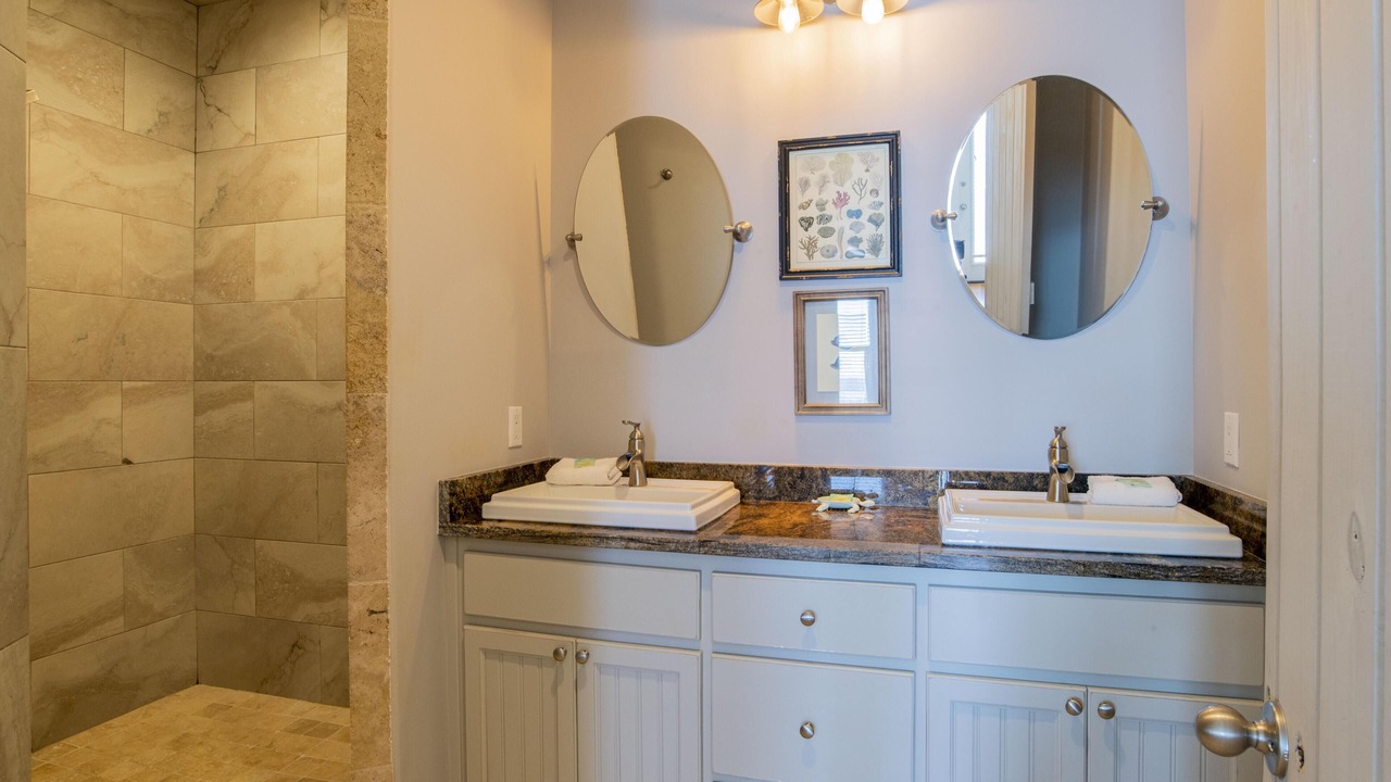Photo of Bathroom in Orange Beach East