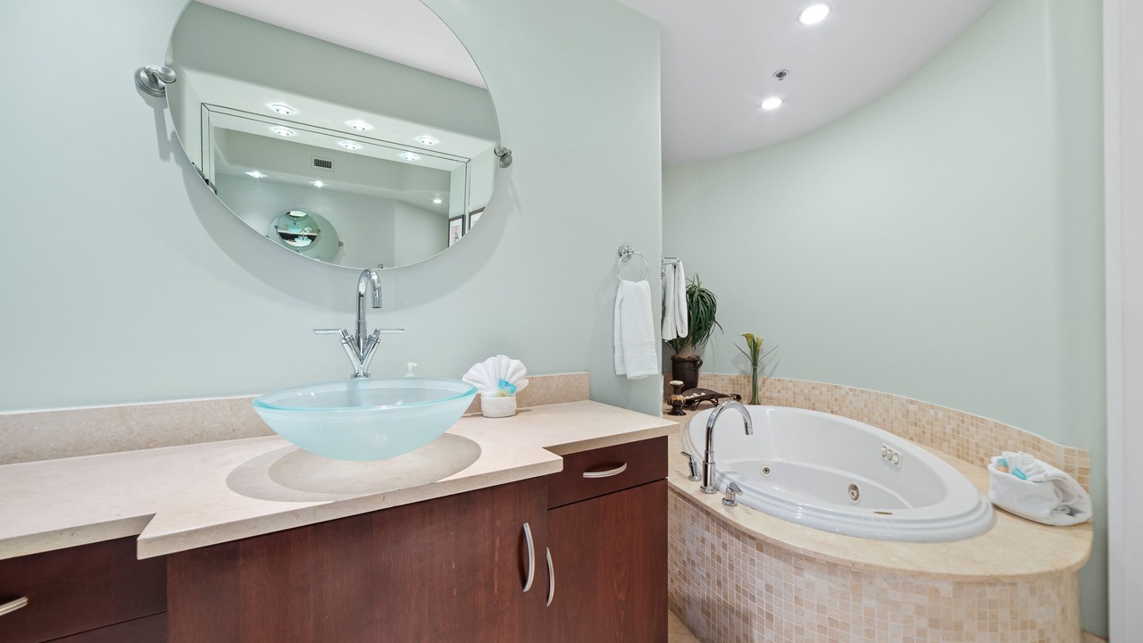 Photo of Bathroom in Orange Beach East