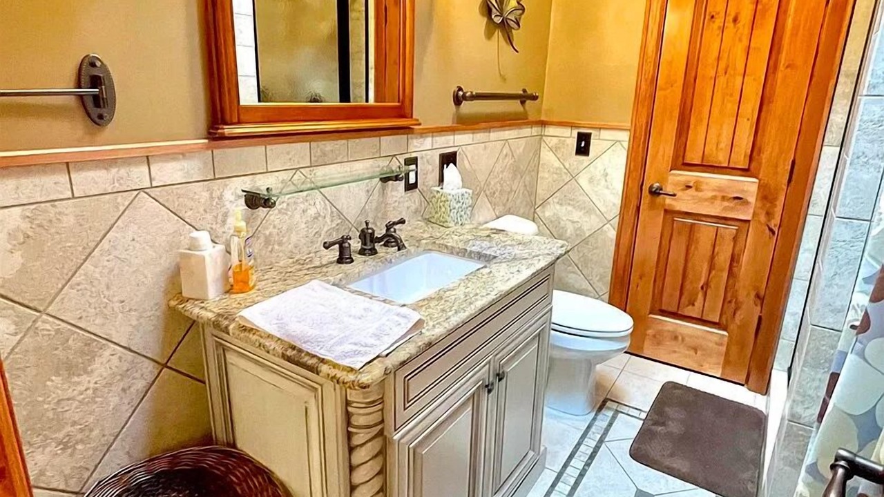 Photo of Bathroom in Centre