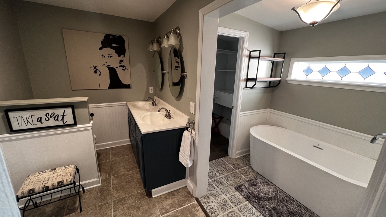 Photo of Bathroom in Rainbow City