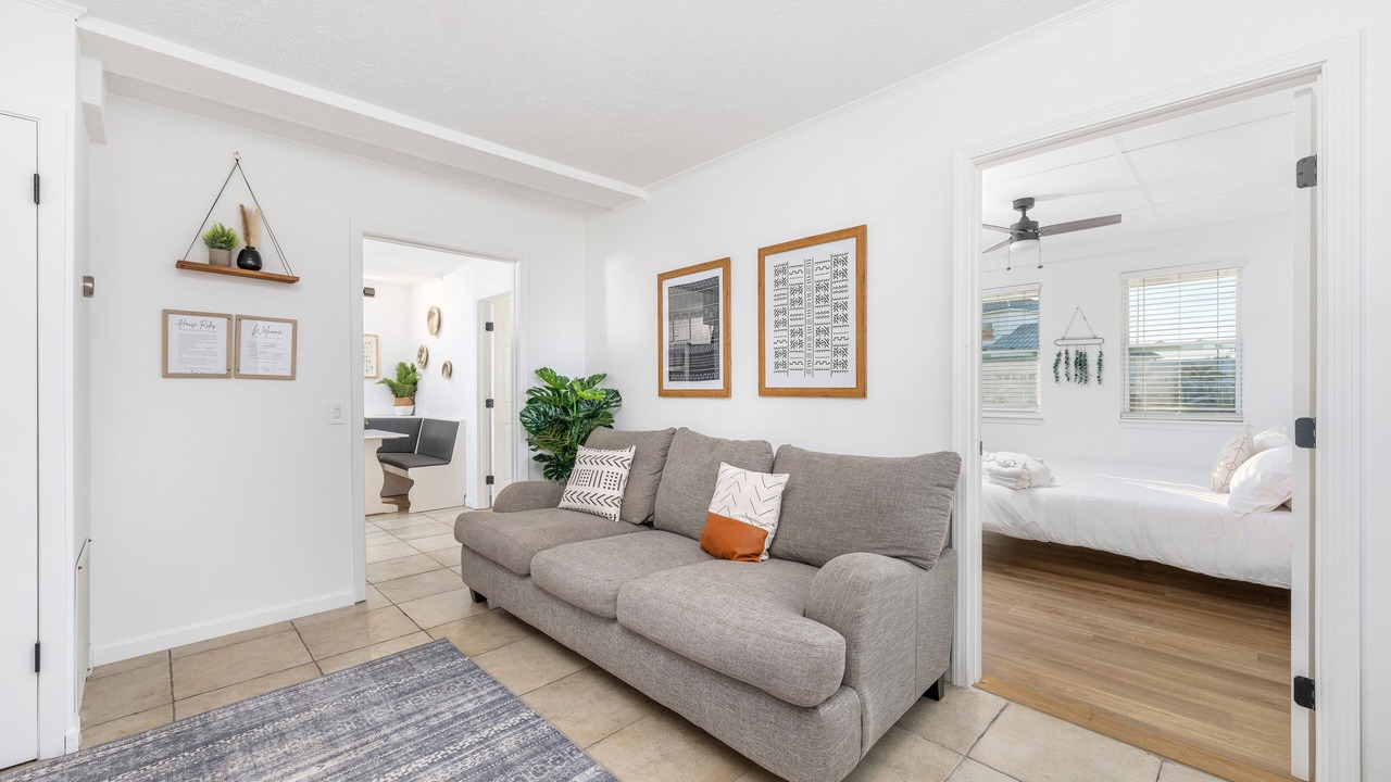 Photo of Livingroom in Biltmore Beach
