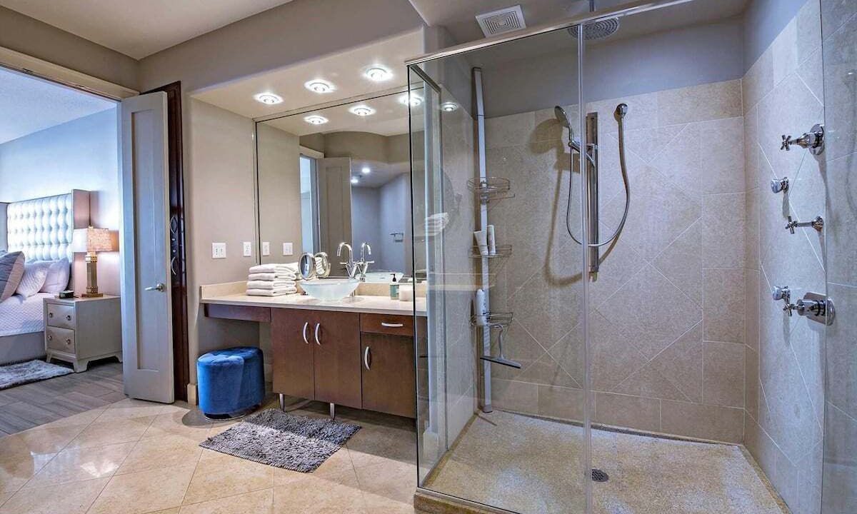 Photo of Bathroom in Orange Beach East