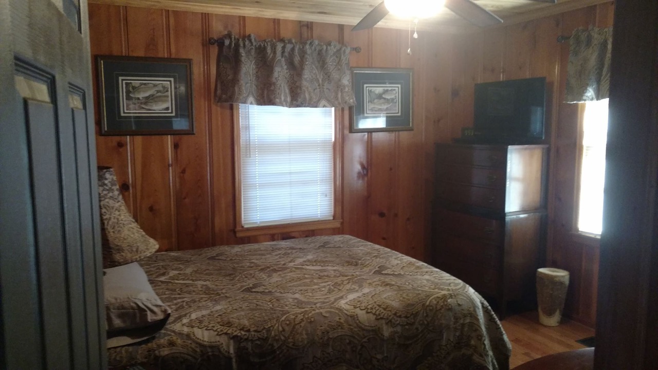 Photo of Bedroom in Guntersville