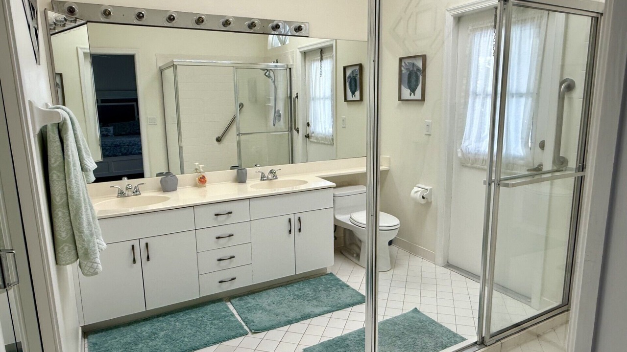 Photo of Bathroom in Crown Pointe